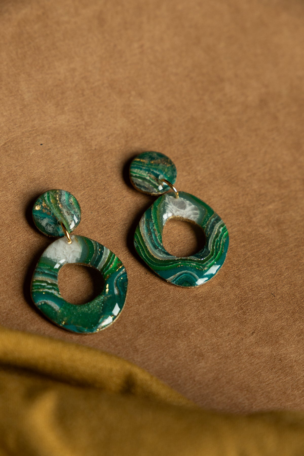 Oorbellen | faux agate green rounds