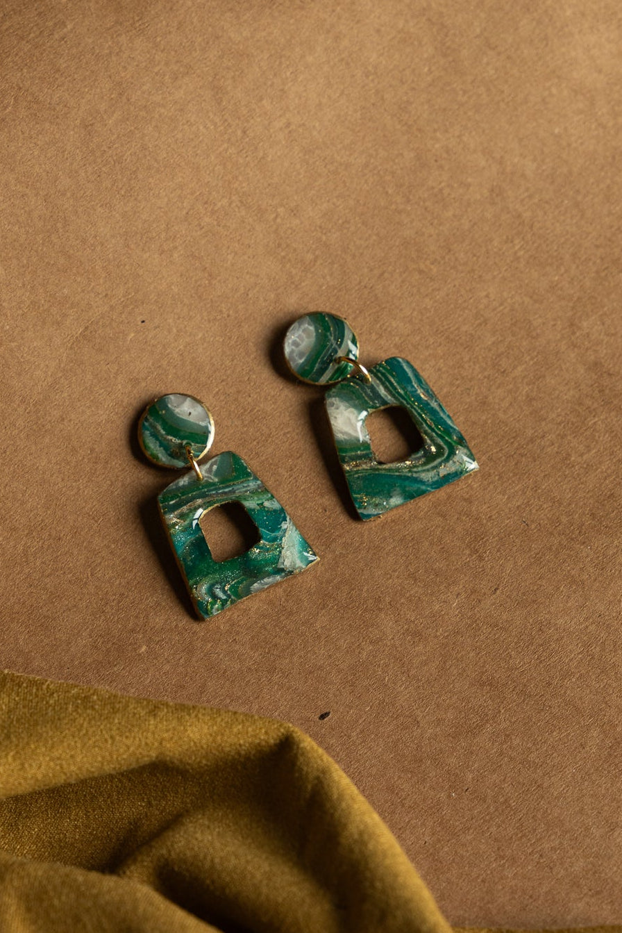 faux agate groene oorbellen met steen effect, goud accenten en roestvrij stalen onderdelen