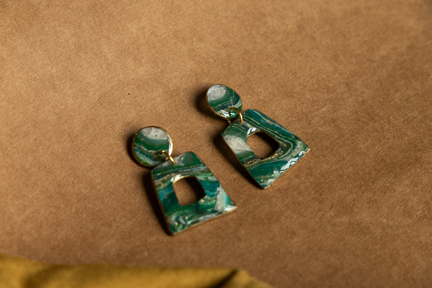 Oorbellen | faux agate green squares