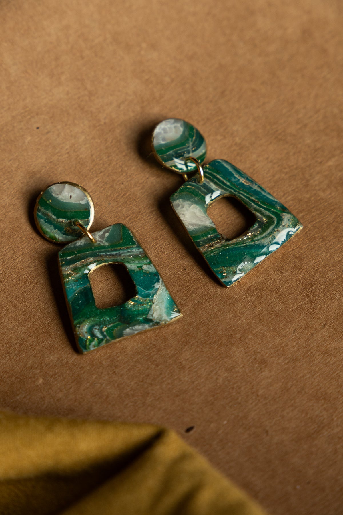 Oorbellen | faux agate green squares