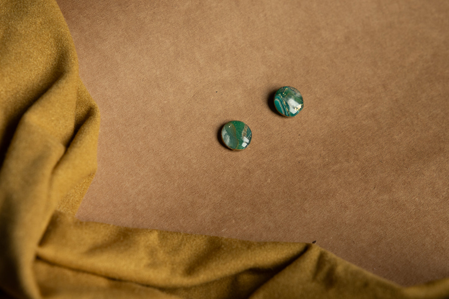 Oorbellen | faux agate green studs