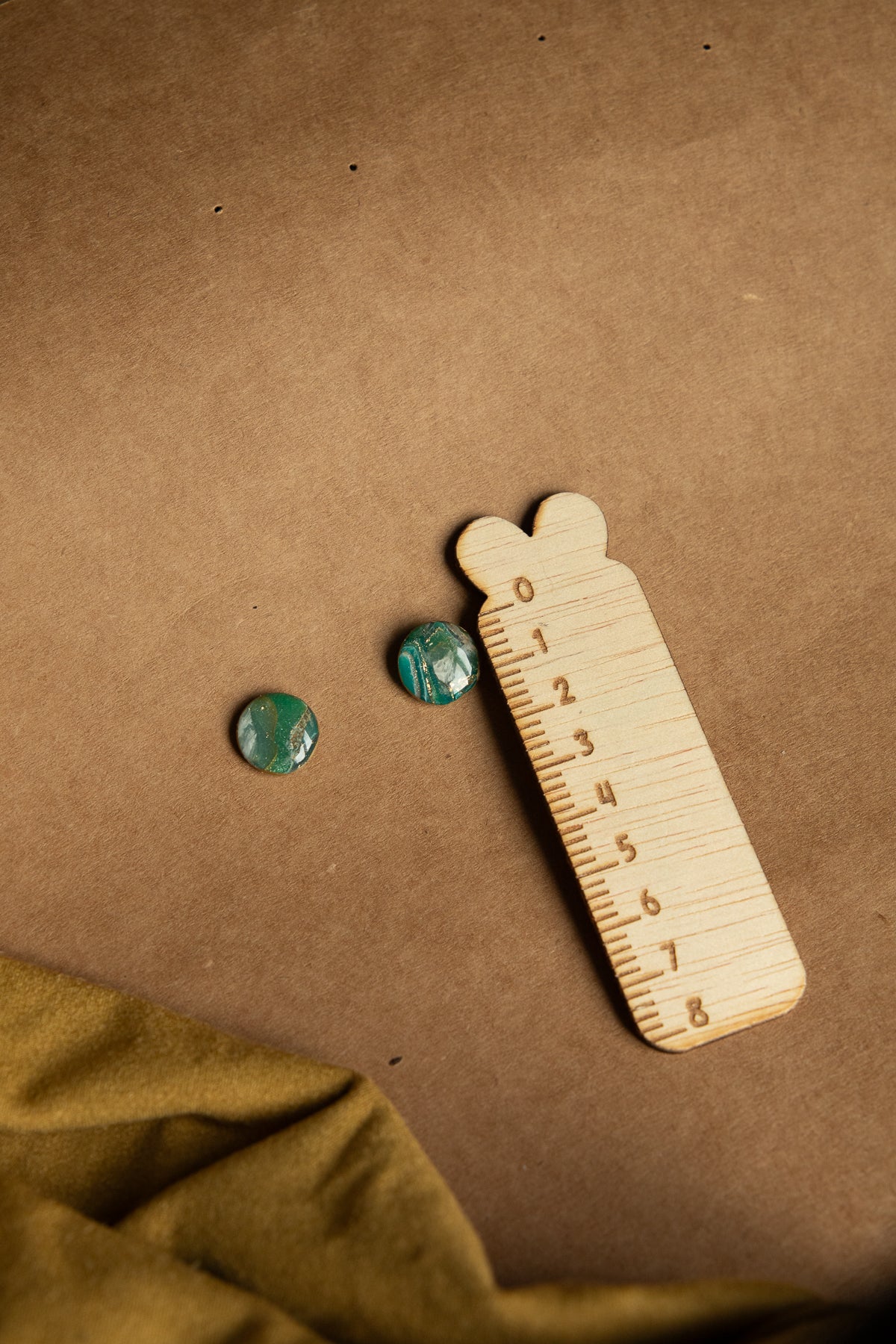 Oorbellen | faux agate green studs