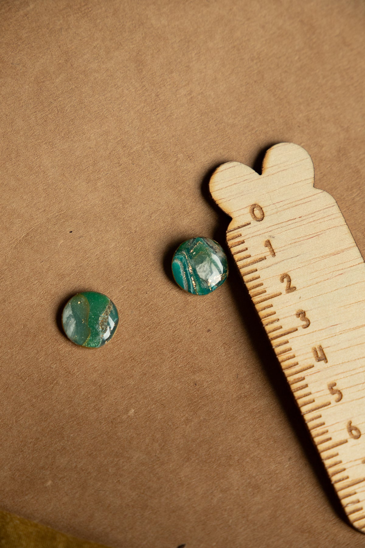 Oorbellen | faux agate green studs