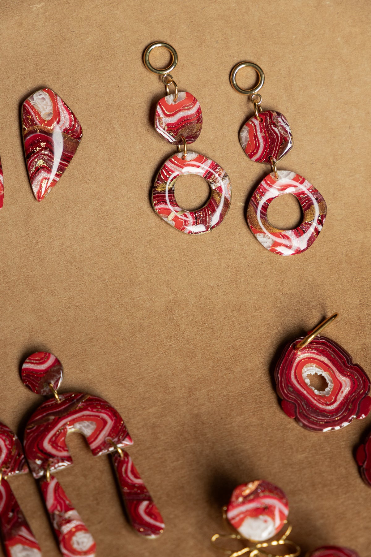 Oorbellen | Faux agate red rounds