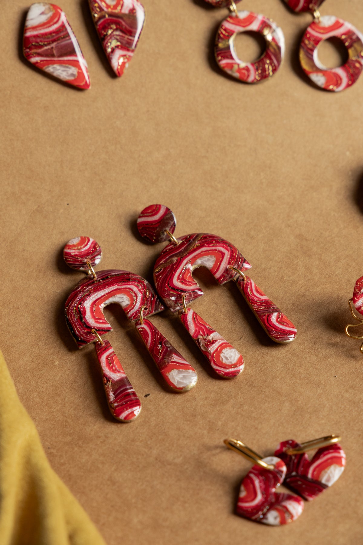 Oorbellen | Faux agate red dangles