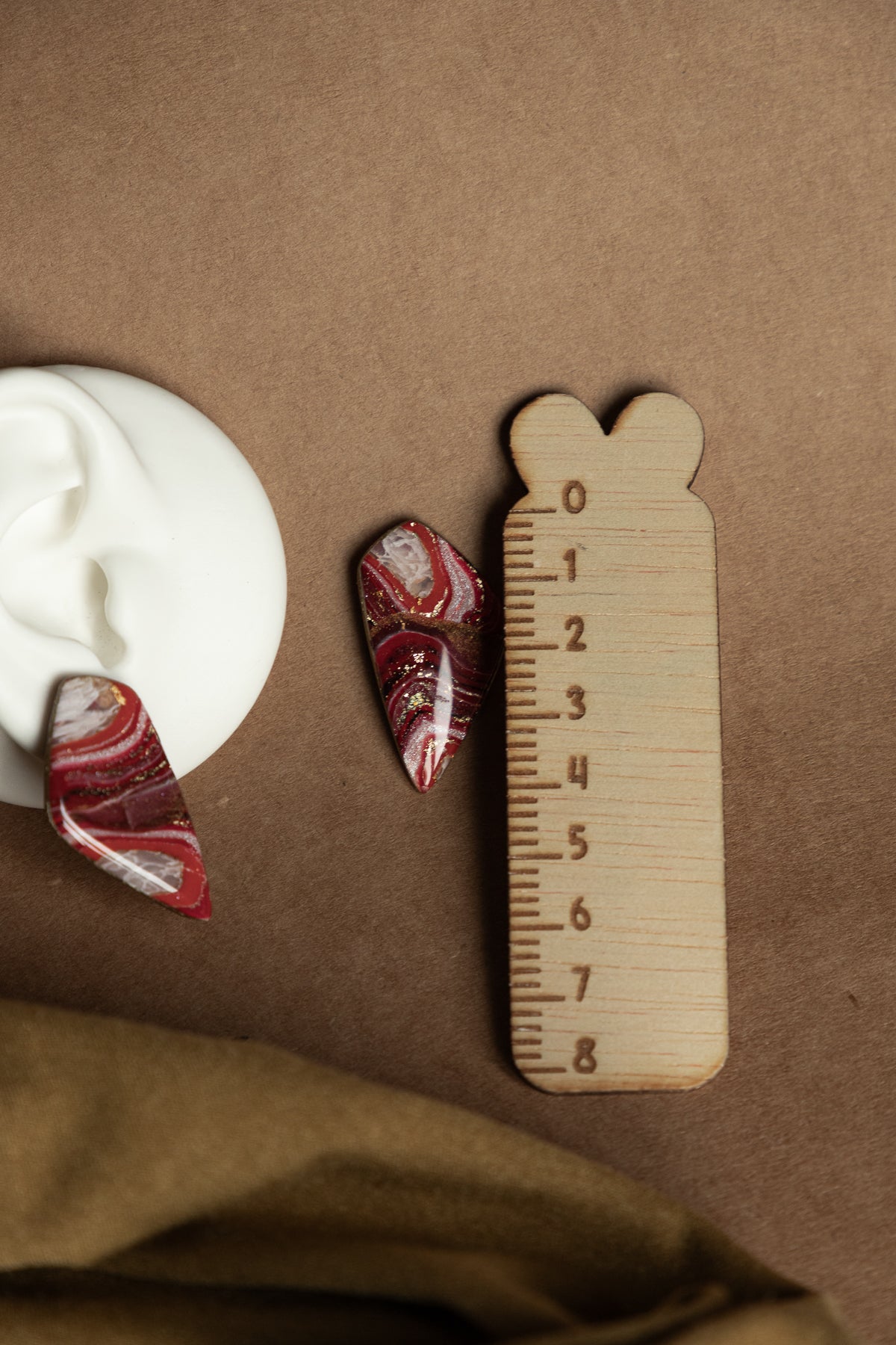 rode marmer effect oorbellen van polymeerklei