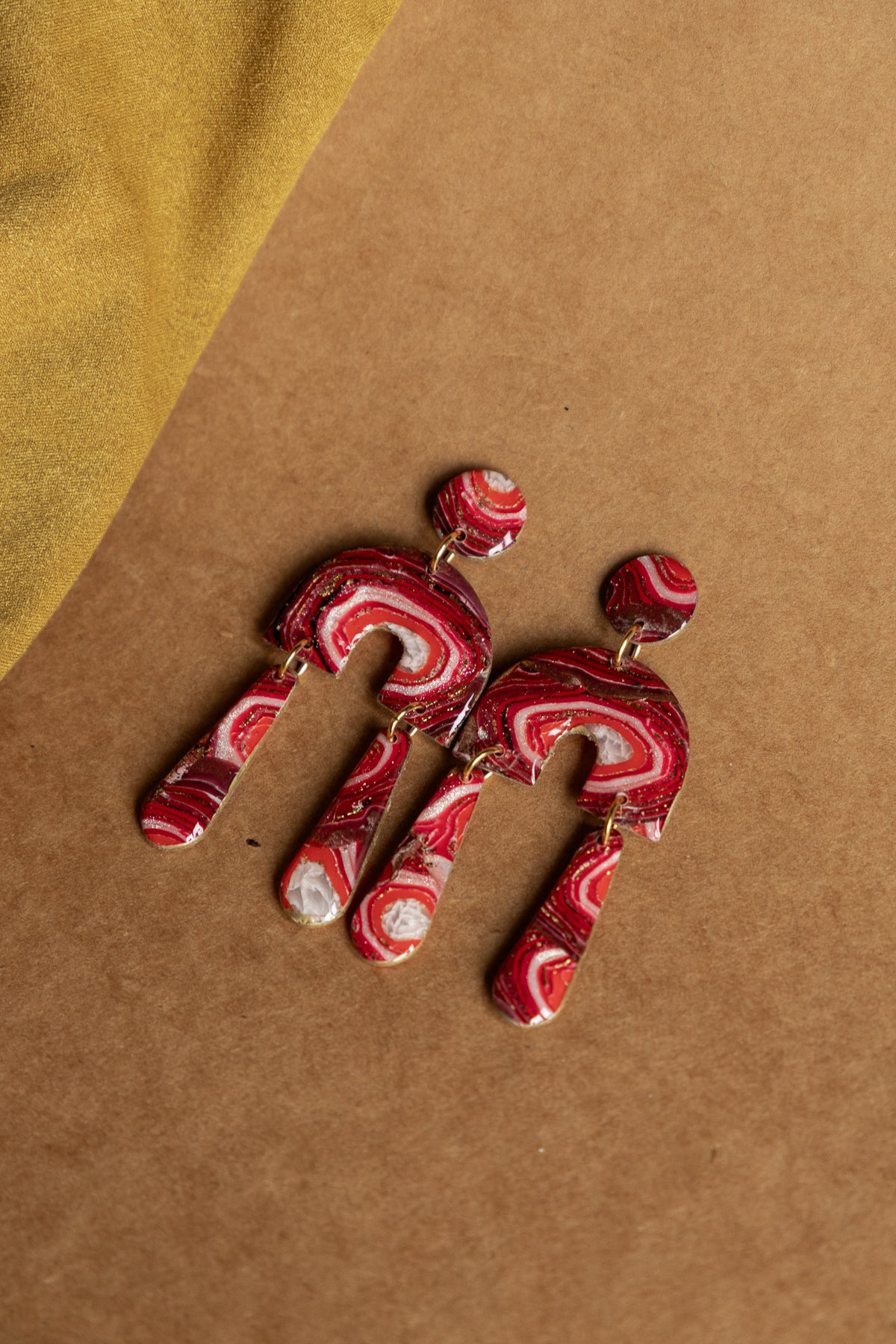 rode statement oorbellen van polymeerklei met marmer effect