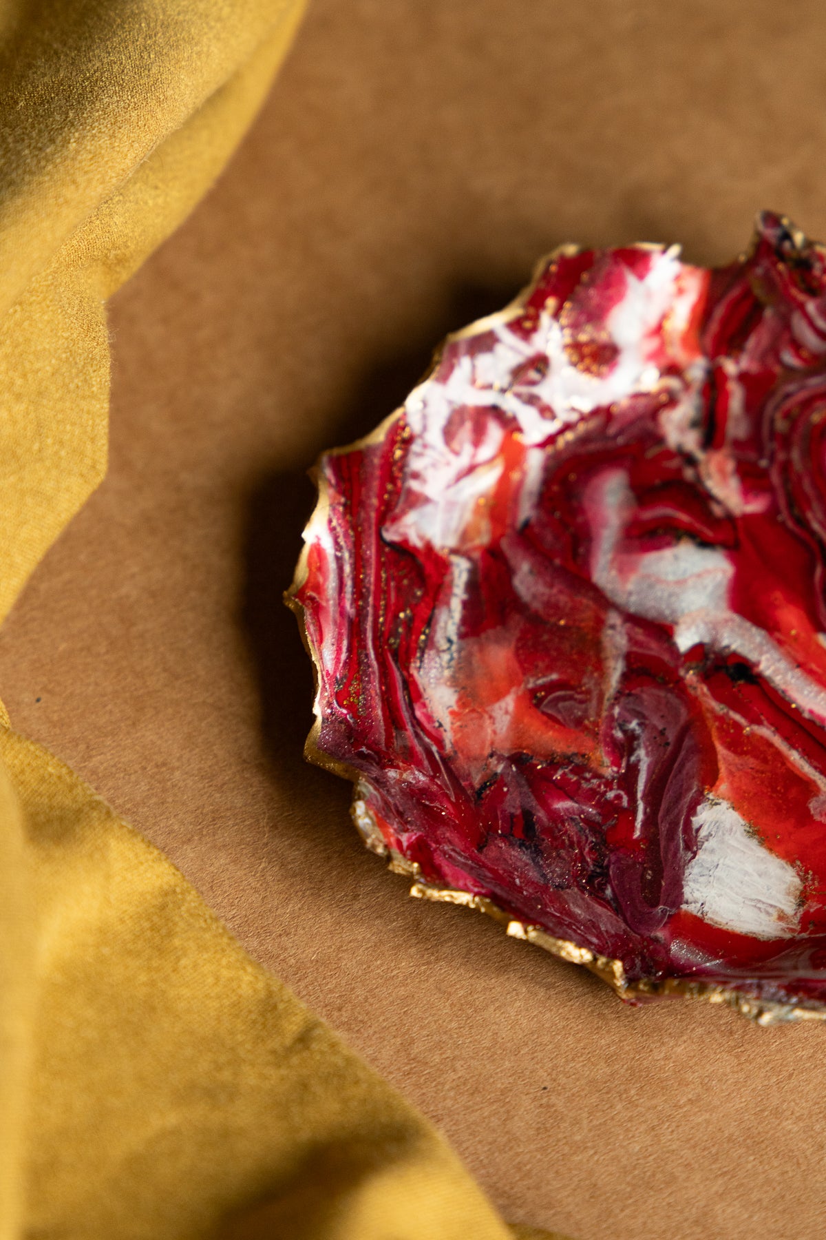 Accessoire | Faux agate dish in red