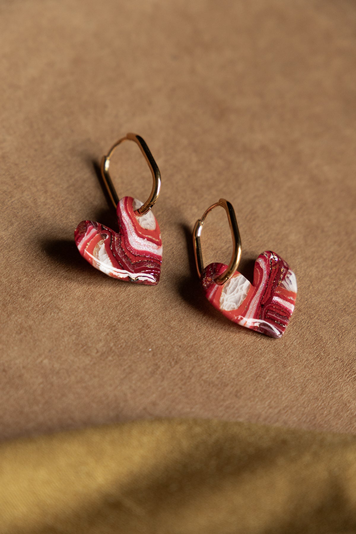 Oorbellen | Faux agate red hearts