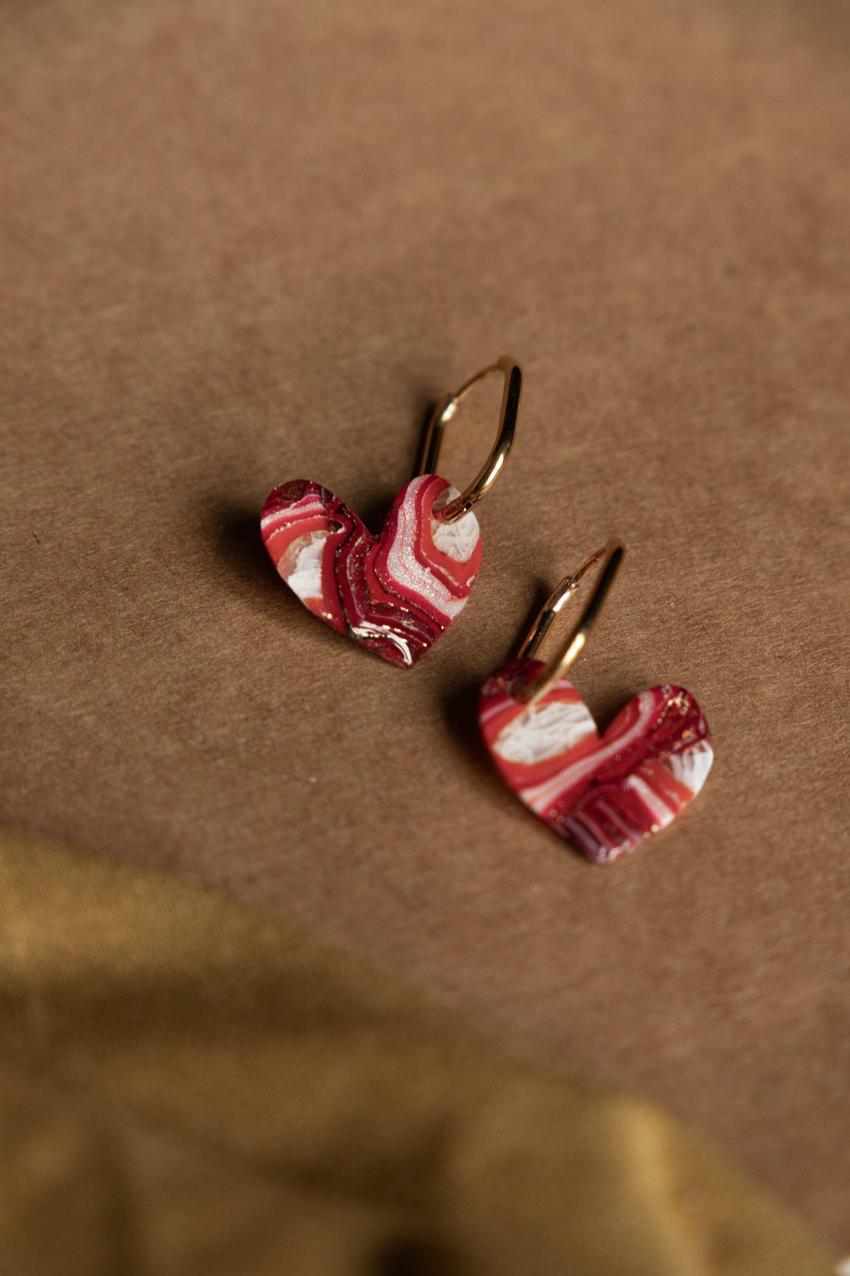 Oorbellen | Faux agate red hearts