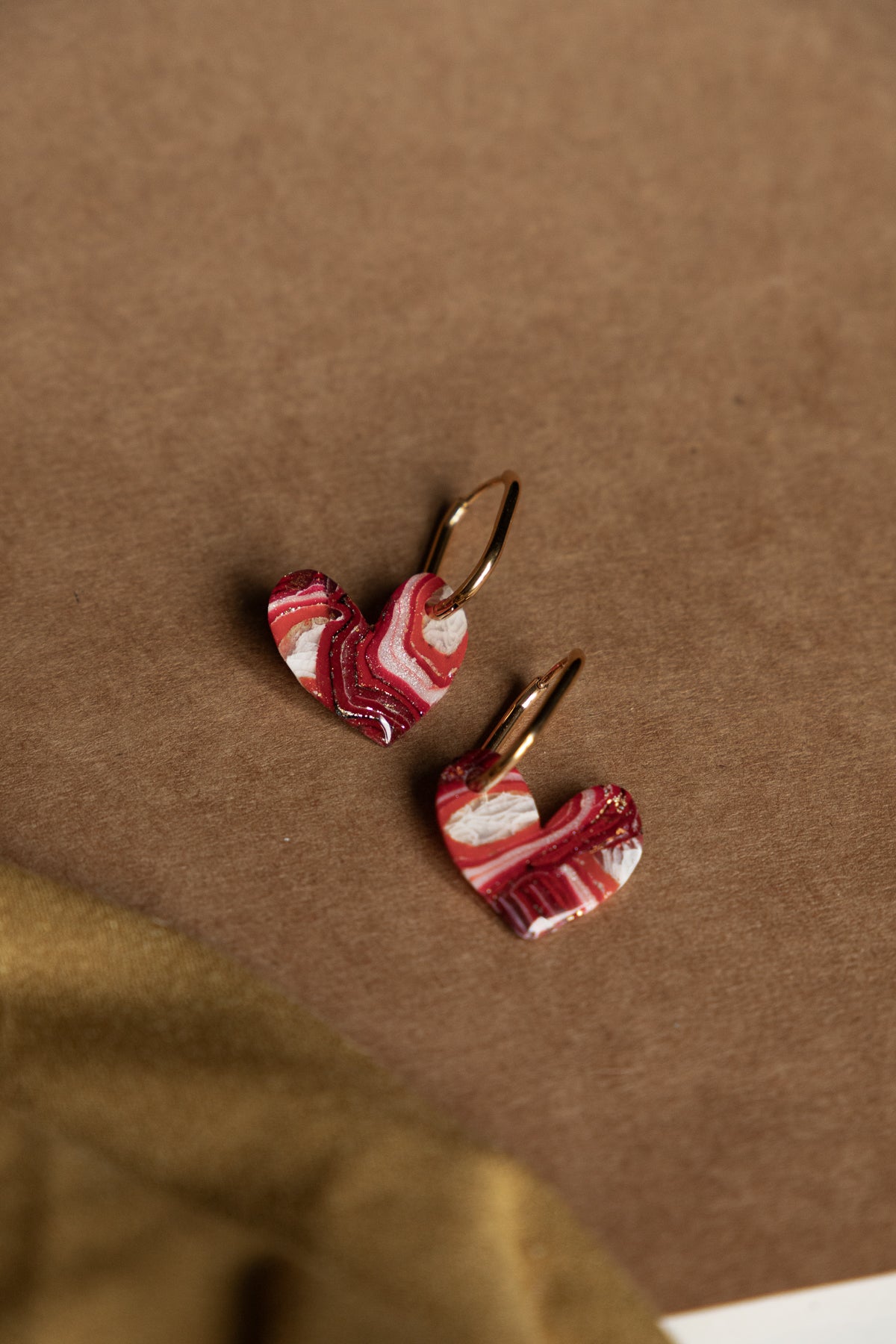 rode hartjes oorbellen in marmer effect met ovale creolen in roestvrij staal