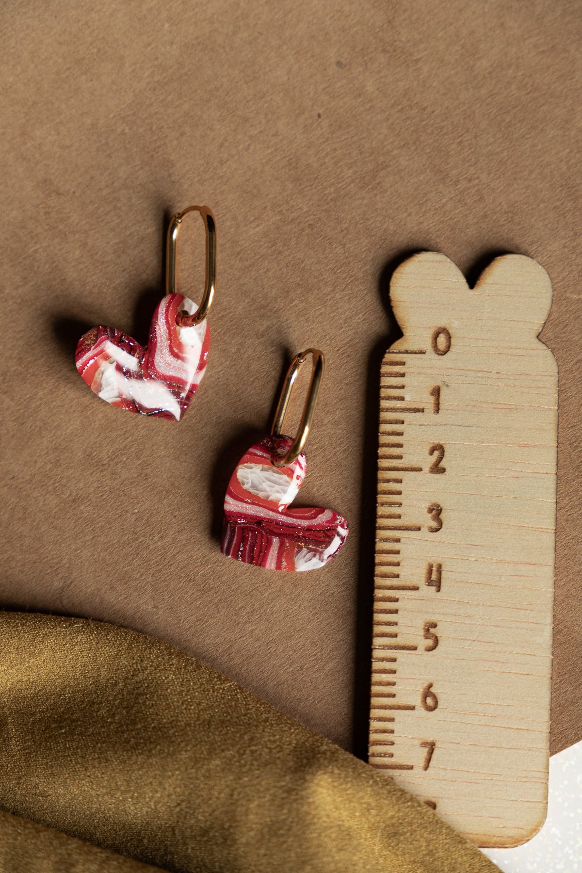 Oorbellen | Faux agate red hearts