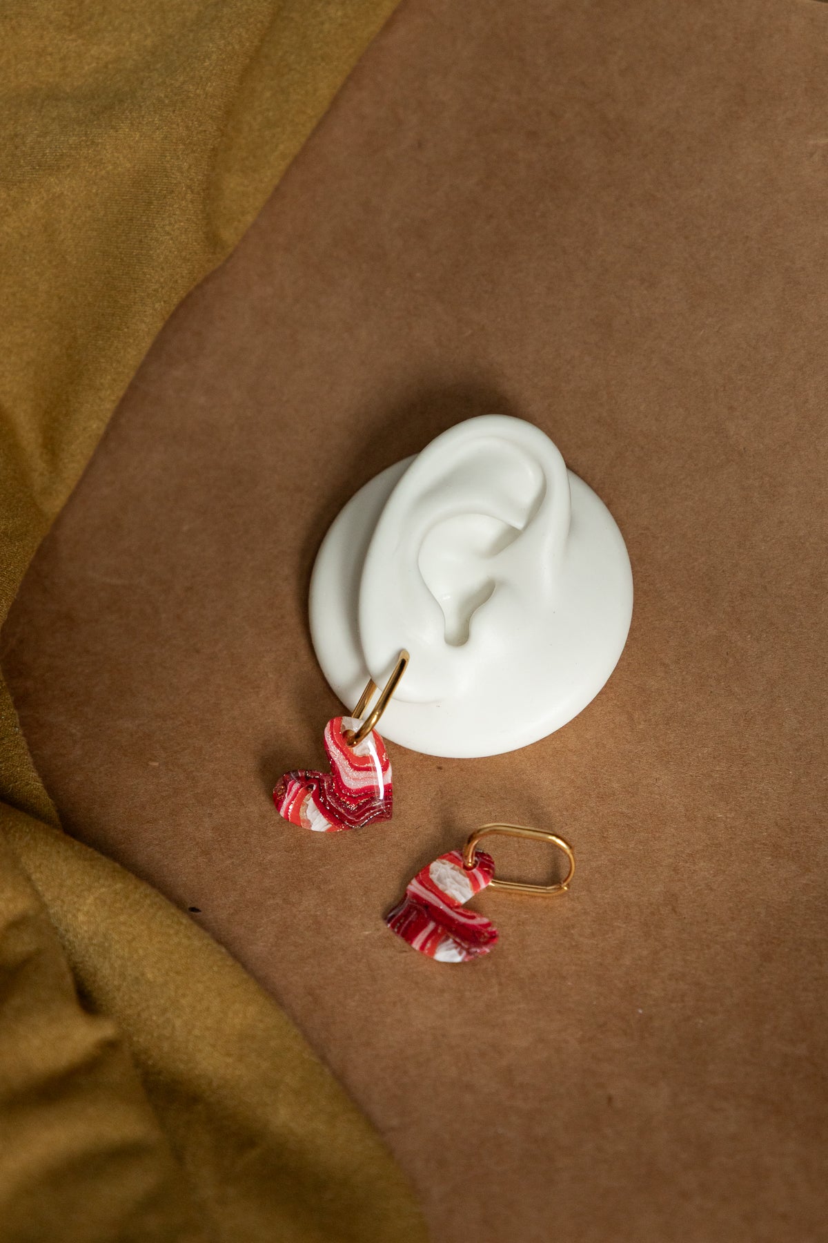 Oorbellen | Faux agate red hearts