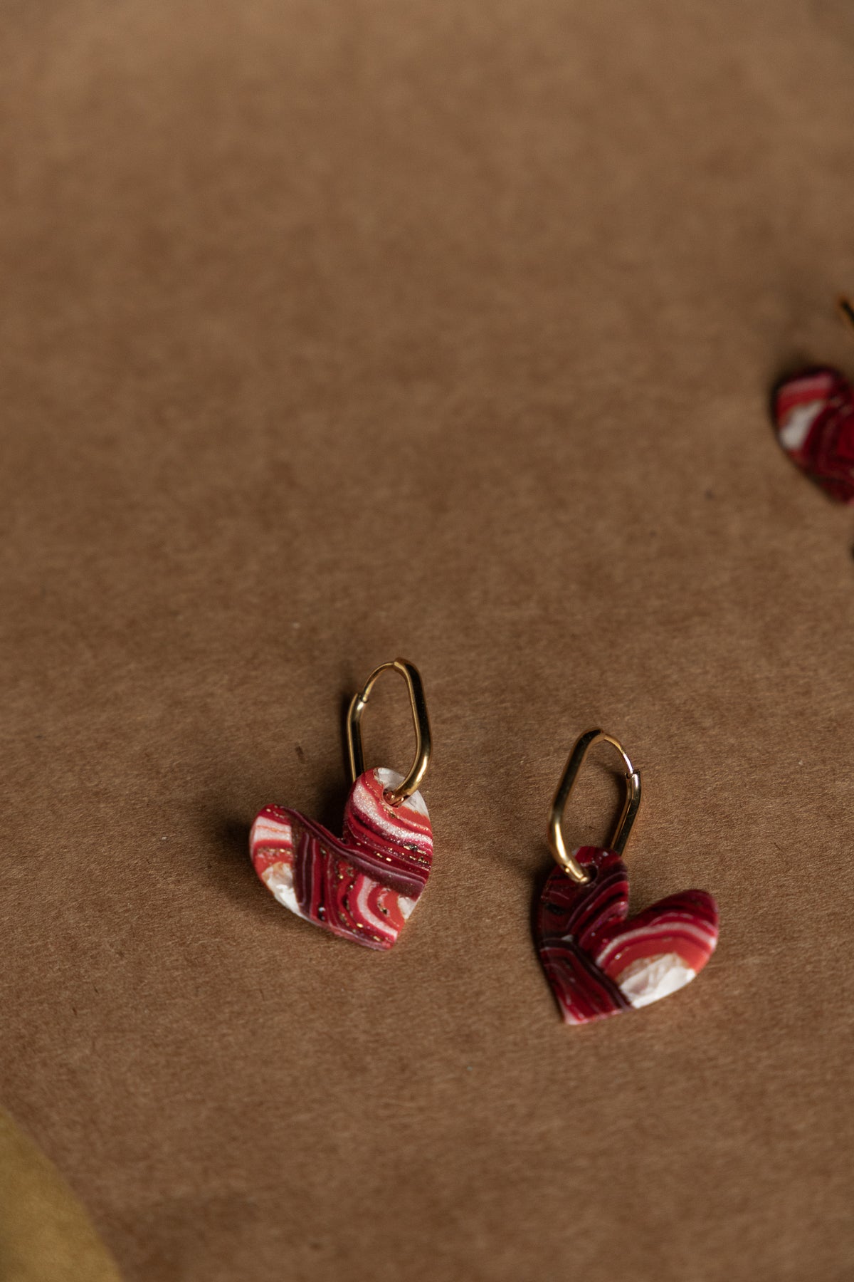 Oorbellen | Faux agate red hearts