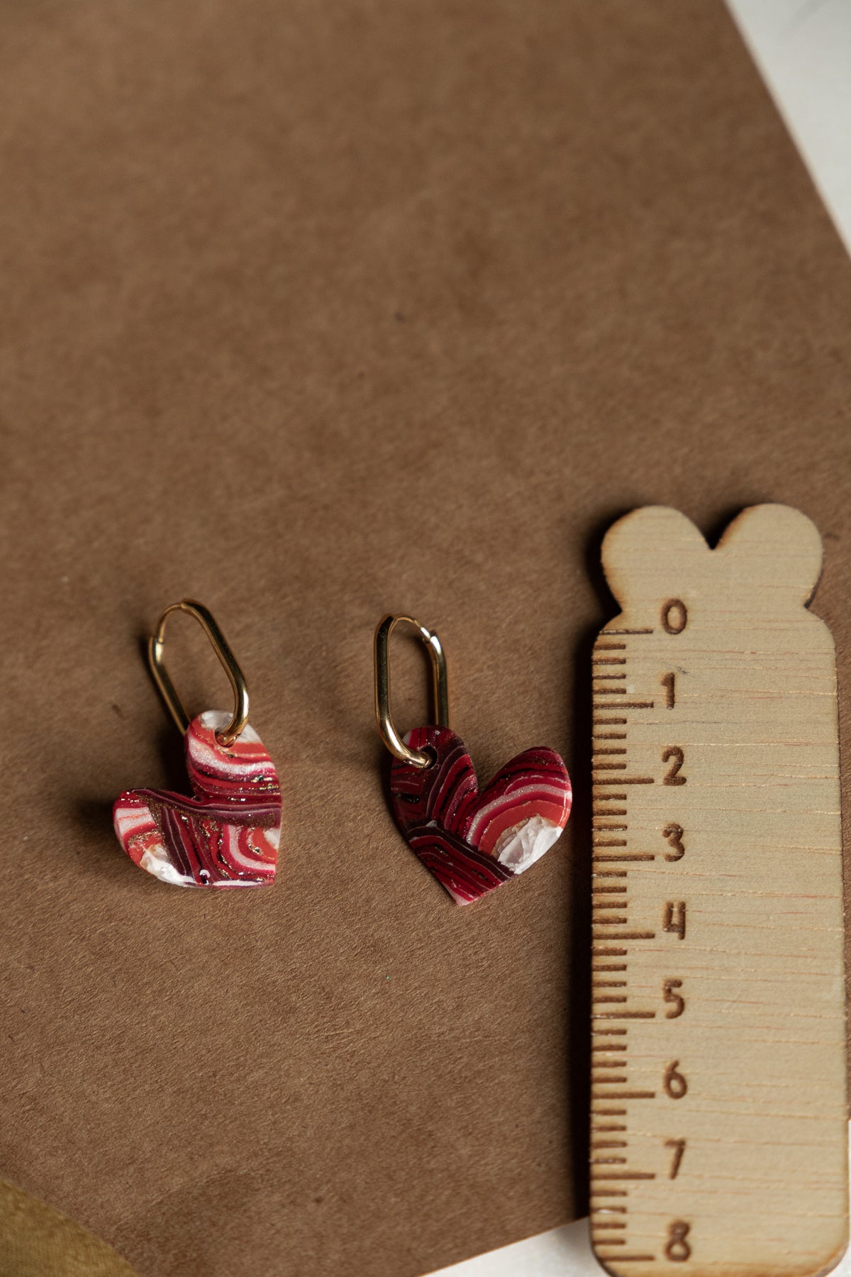 Oorbellen | Faux agate red hearts