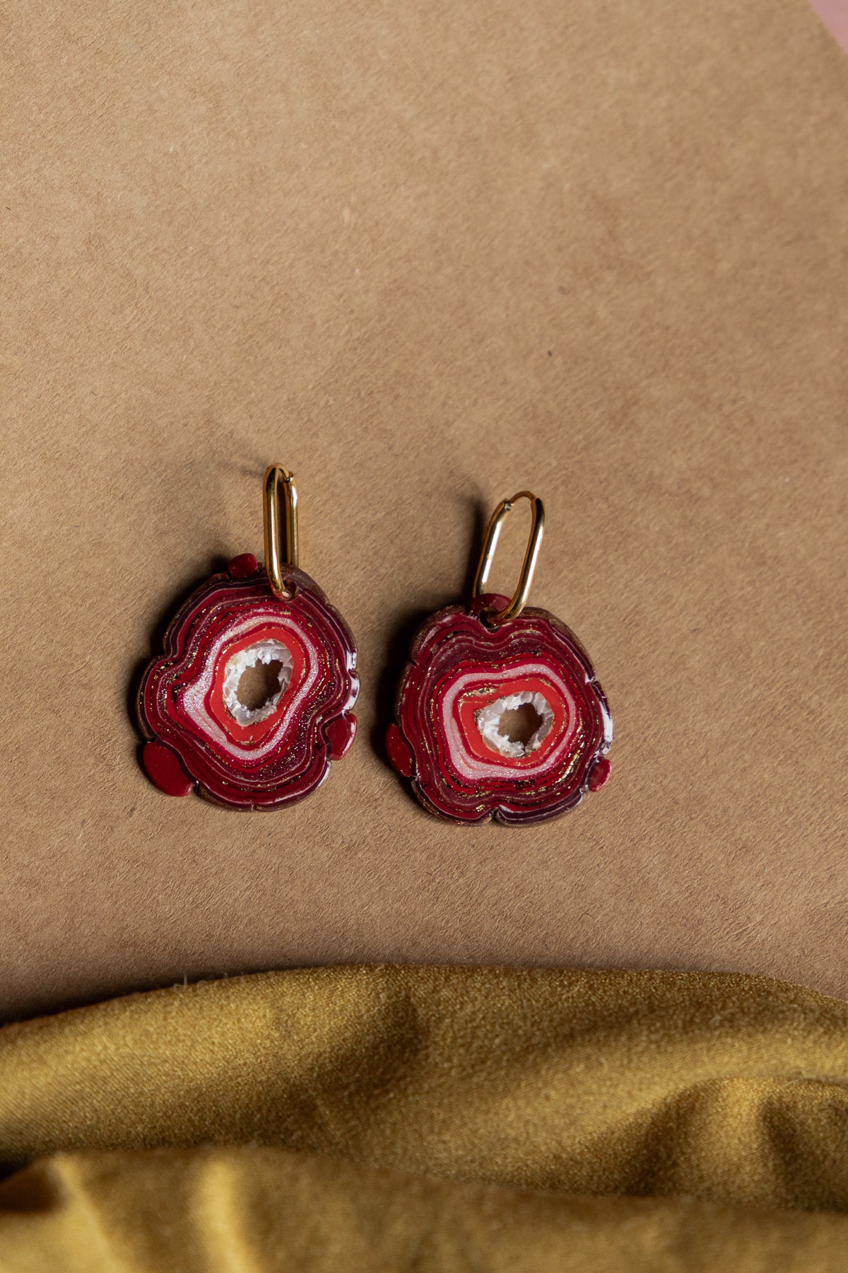 ovale rode faux agate oorbellen van polymeer klei met roestvrij stalen creolen