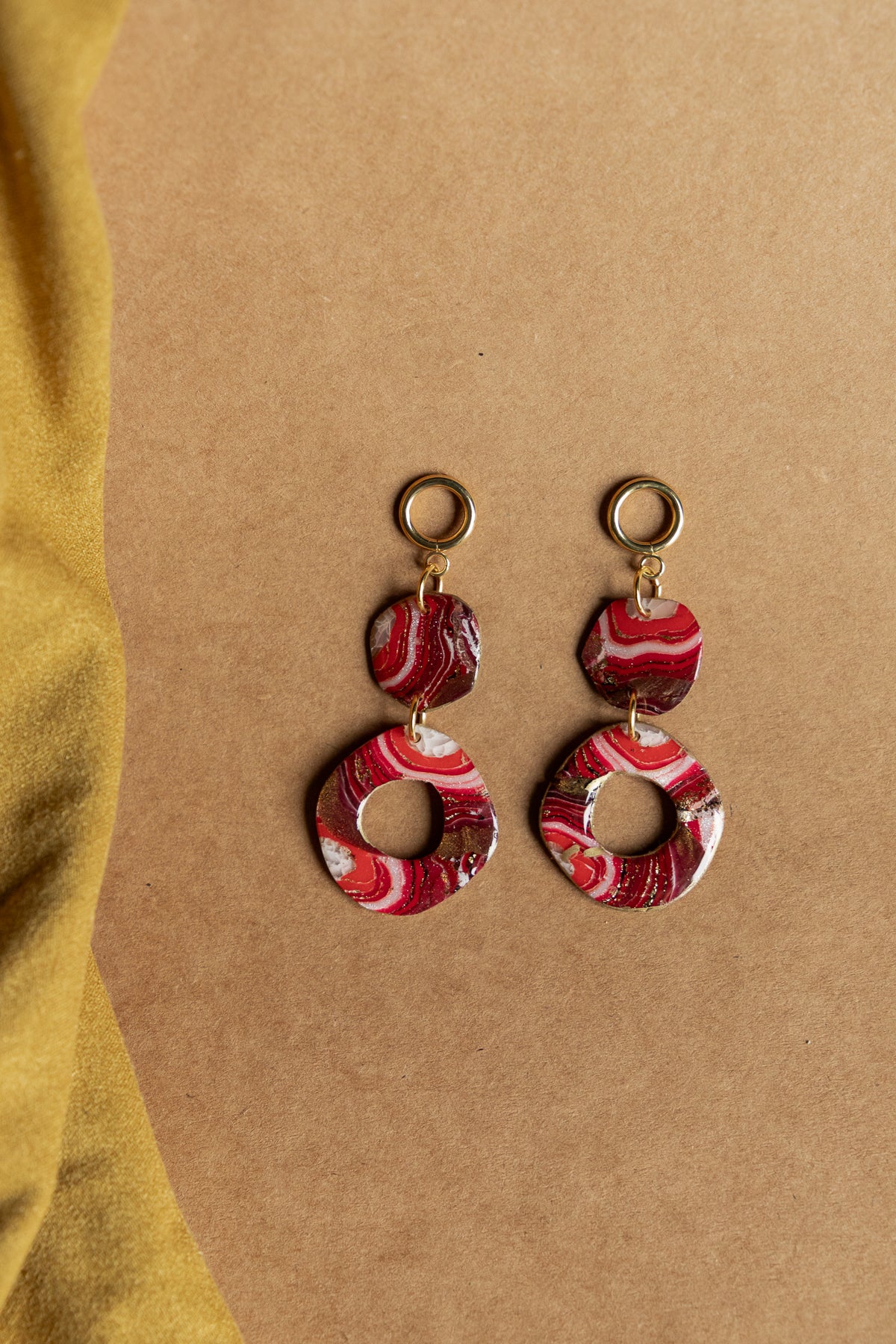 rode faux steen statement oorbellen gemaakt van polymeerklei met roestvrij stalen onderdelen in goud