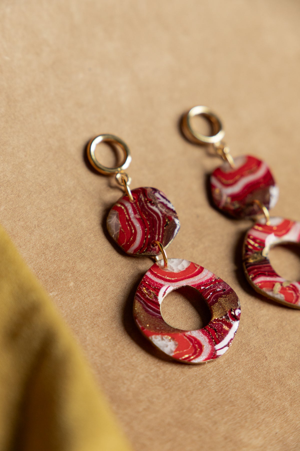 Oorbellen | Faux agate red rounds