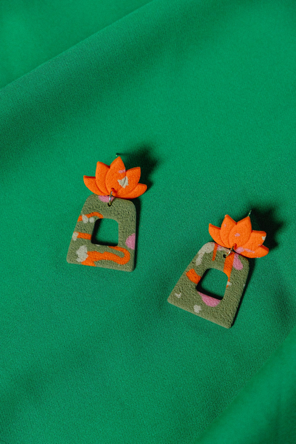 dames oorbllen, groene oorbellen, oranje oorbellen, bloem oorbellen, statement