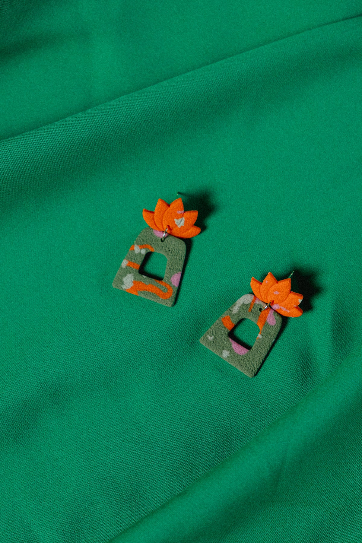 dames oorbllen, groene oorbellen, oranje oorbellen, bloem oorbellen, statement