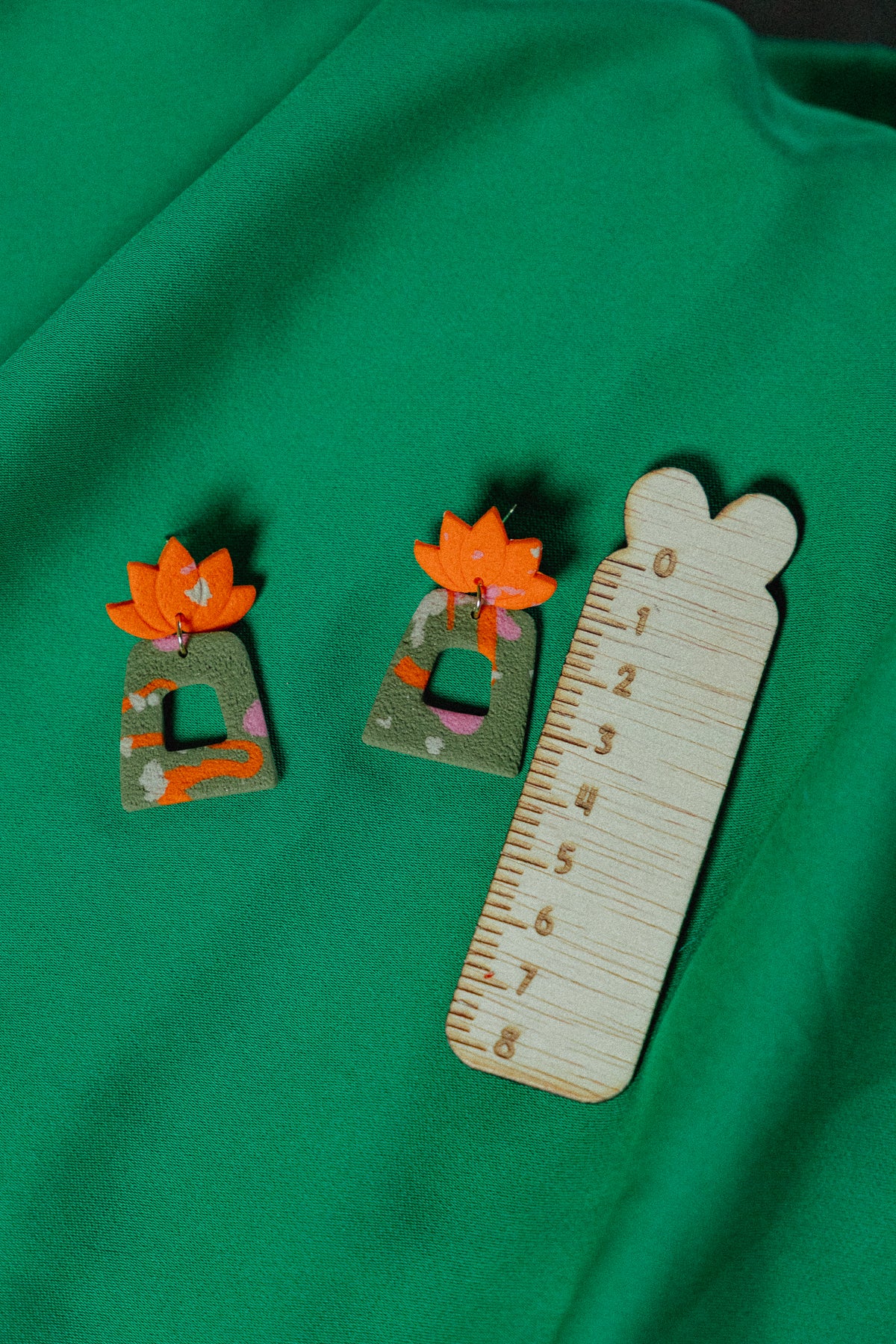 dames oorbllen, groene oorbellen, oranje oorbellen, bloem oorbellen, statement