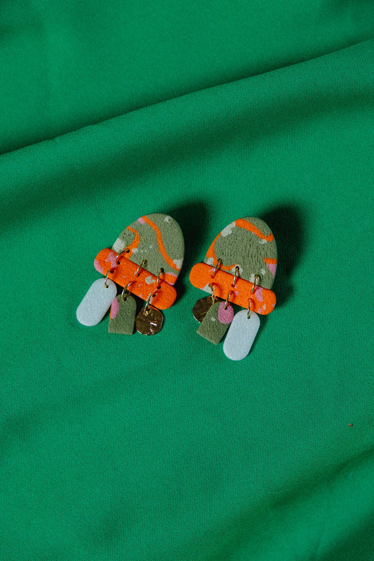 dames oorbllen, groene oorbellen, oranje oorbellen, bedels, statement