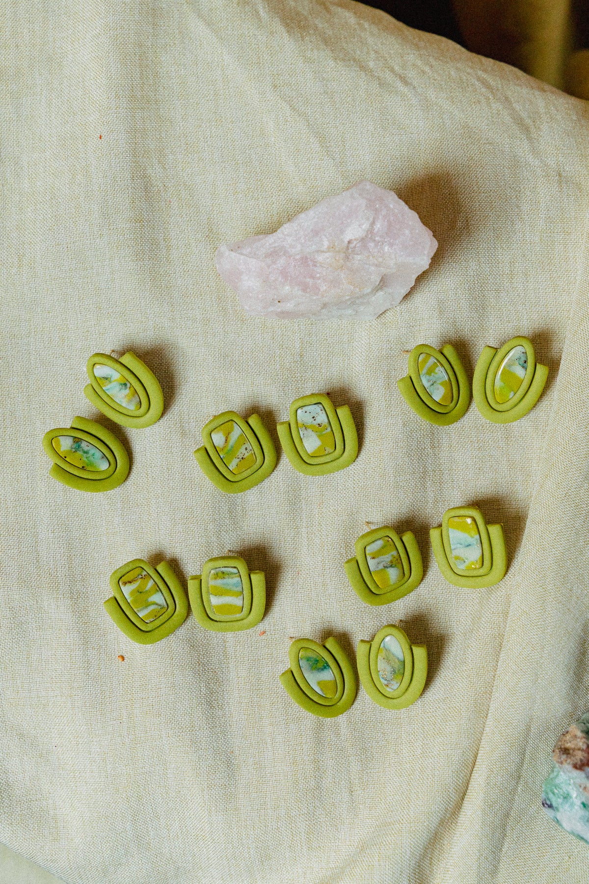 groene oorbellen, groene statement sieraden, statement studs, faux steen oorbellen, lichtgewicht oorbellen, handgemaakte sieraden