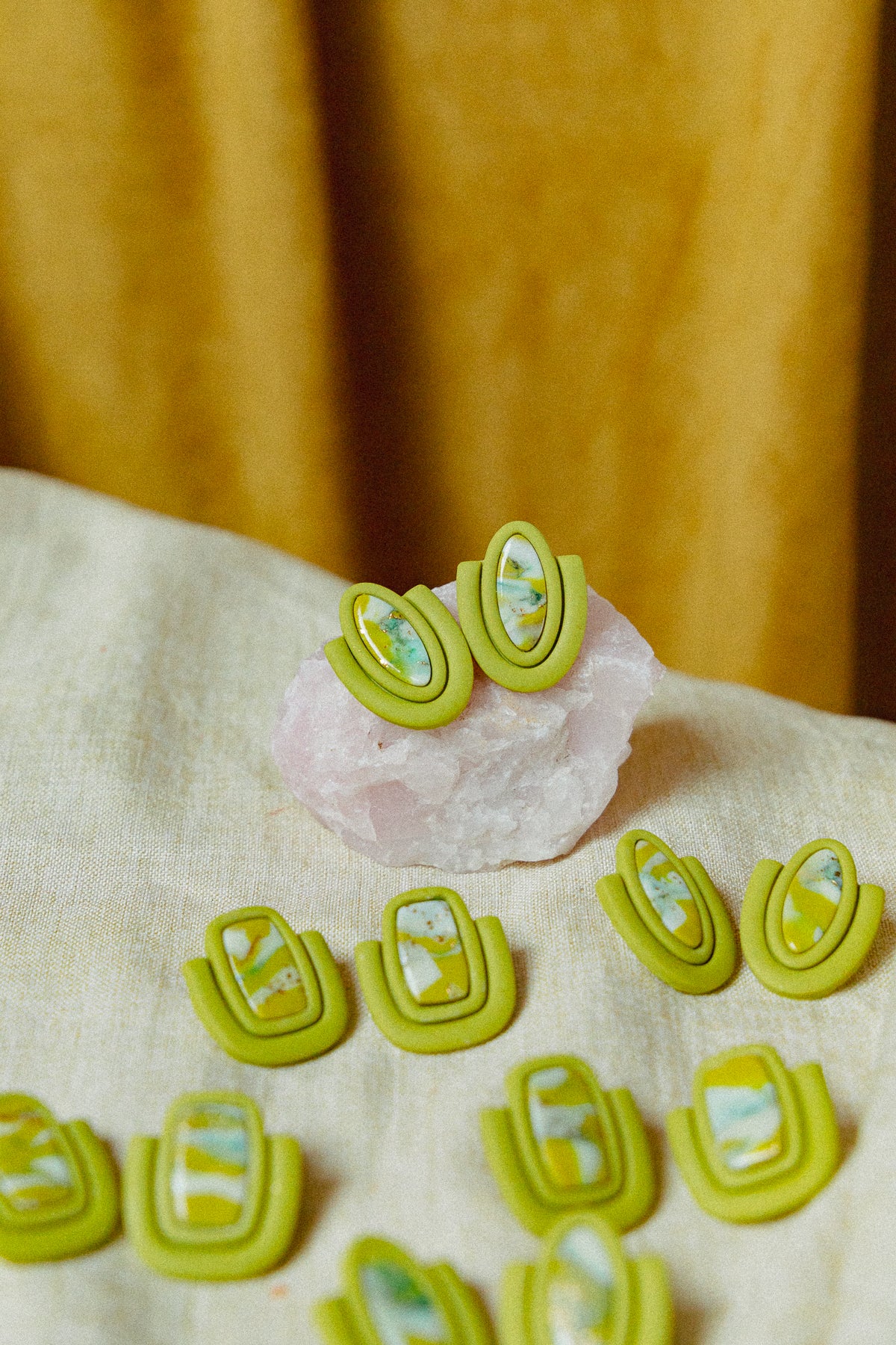groene oorbellen, groene statement sieraden, statement studs, faux steen oorbellen, lichtgewicht oorbellen, handgemaakte sieraden