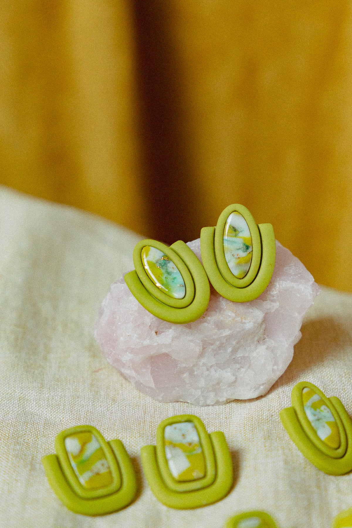 groene oorbellen, groene statement sieraden, statement studs, faux steen oorbellen, lichtgewicht oorbellen, handgemaakte sieraden