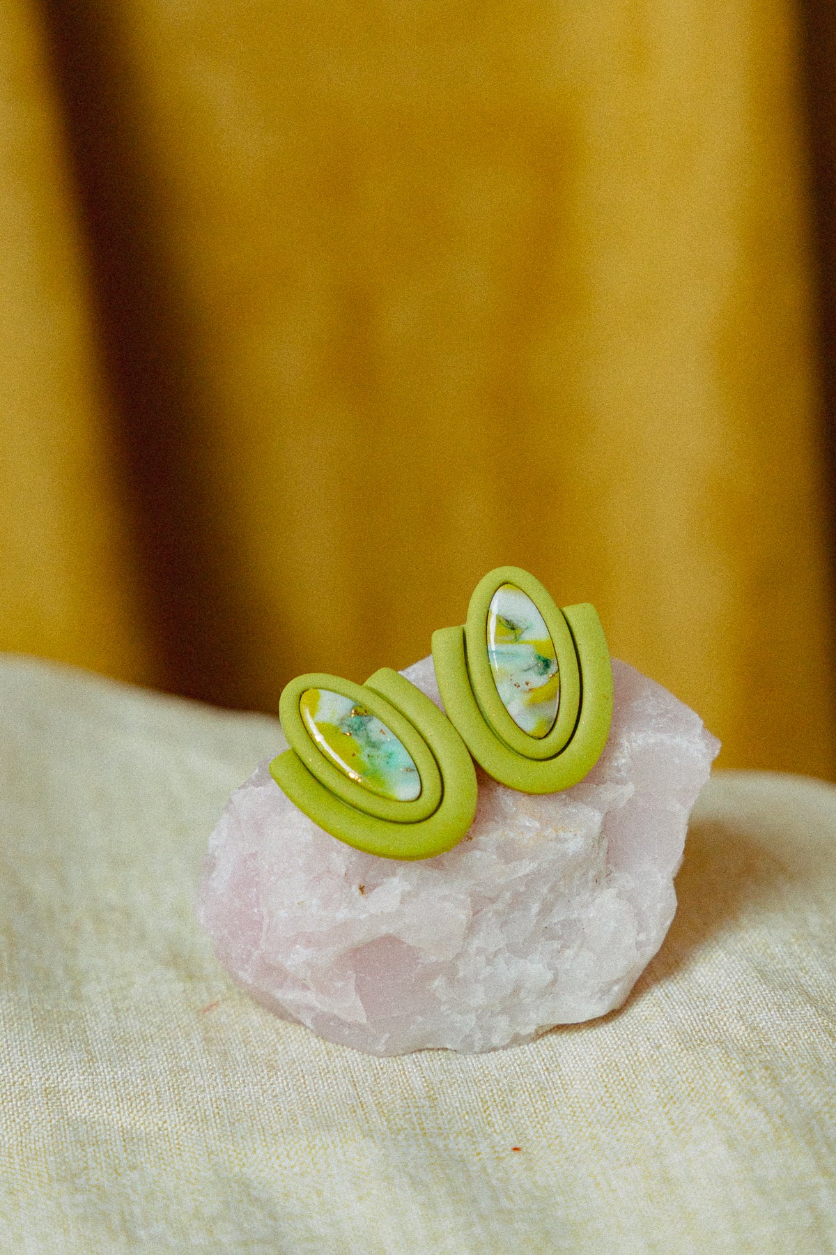 groene oorbellen, groene statement sieraden, statement studs, faux steen oorbellen, lichtgewicht oorbellen, handgemaakte sieraden