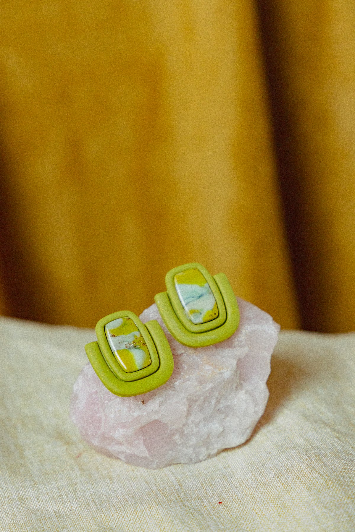 groene oorbellen, groene statement sieraden, statement studs, faux steen oorbellen, lichtgewicht oorbellen, handgemaakte sieraden