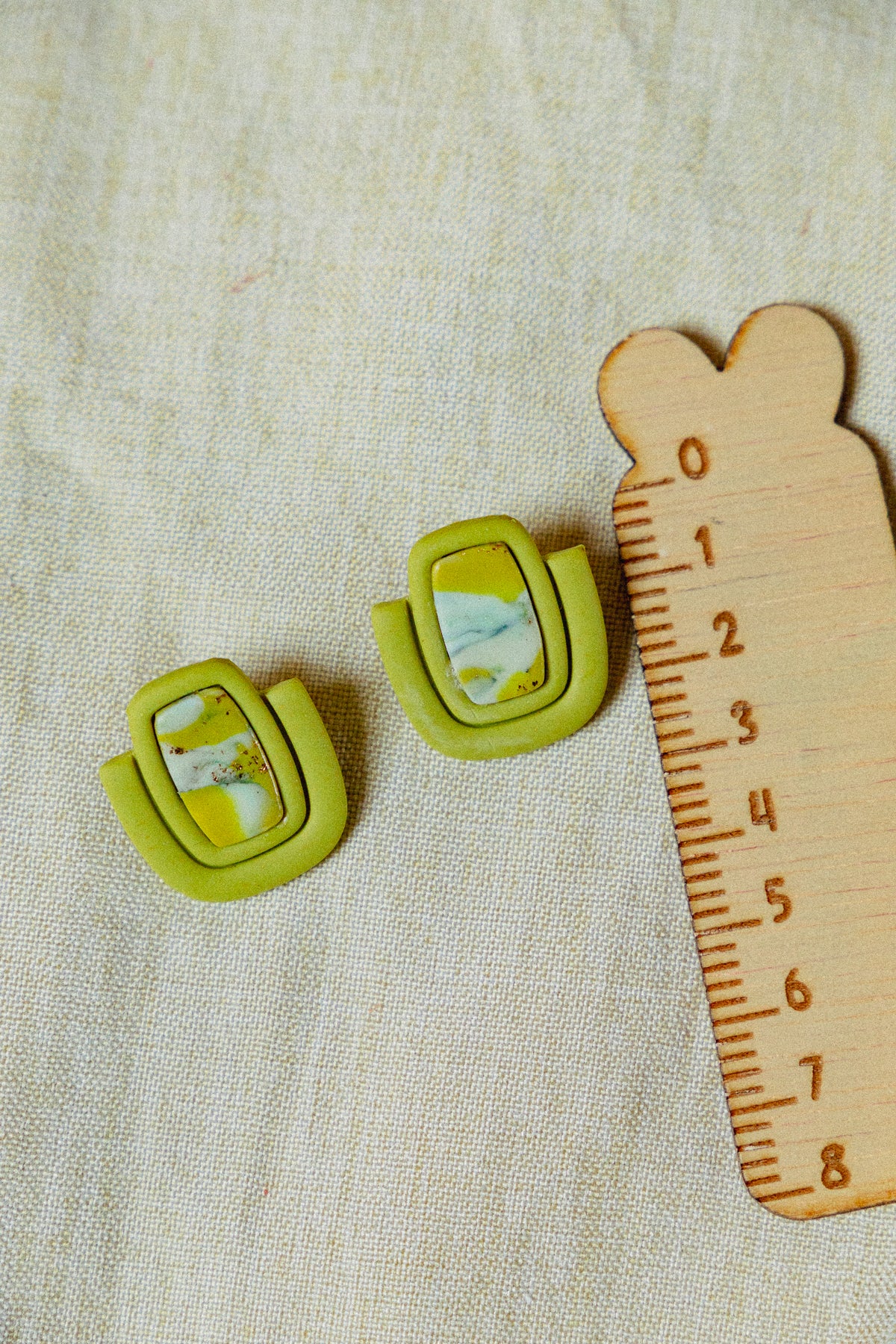 groene oorbellen, groene statement sieraden, statement studs, faux steen oorbellen, lichtgewicht oorbellen, handgemaakte sieraden