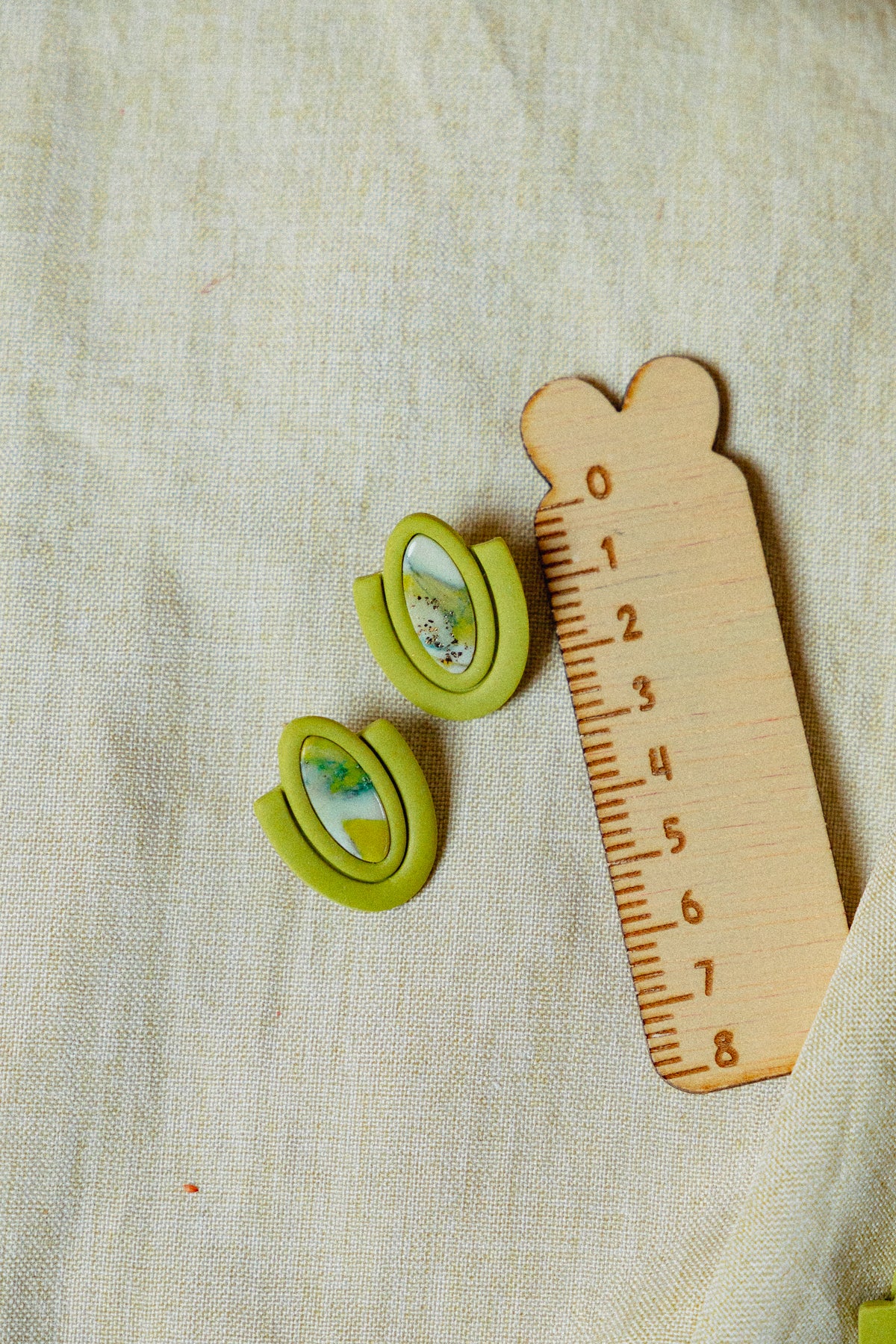 groene oorbellen, groene statement sieraden, statement studs, faux steen oorbellen, lichtgewicht oorbellen, handgemaakte sieraden