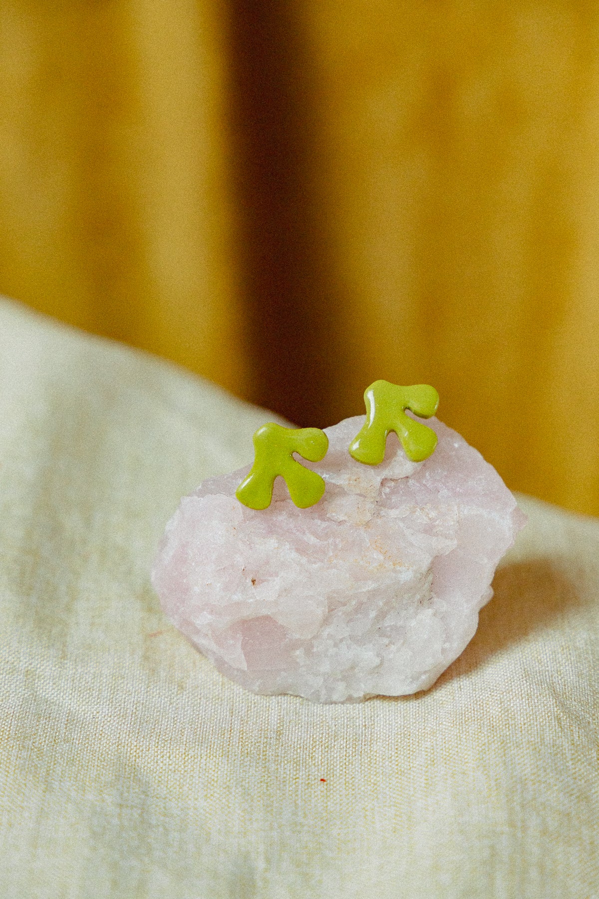 oorstekers, kleine oorbellen, oorknopjes, organische oorbellen, limoengroene sieraden, sieraden van klei, lichtgewicht sieraden
