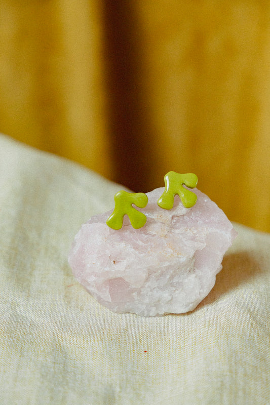 oorstekers, kleine oorbellen, oorknopjes, organische oorbellen, limoengroene sieraden, sieraden van klei, lichtgewicht sieraden