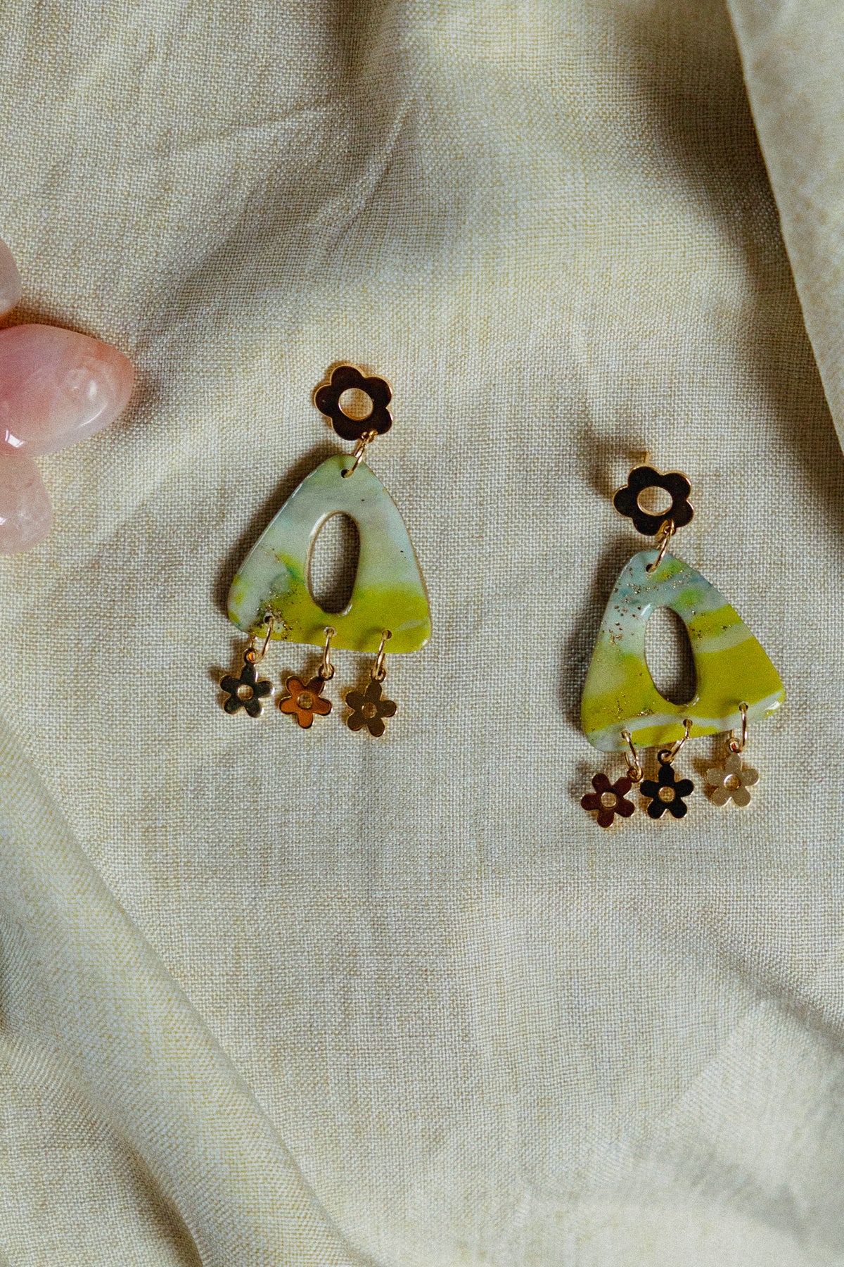 groene oorbellen, zomer oorbellen, zomer collectie sieraden, hangemaakte sieraden, unieke sieraden, cadeau voor haar, dames oorbellen, bloem oorbellen, bloemen sieraden, lente oorbellen