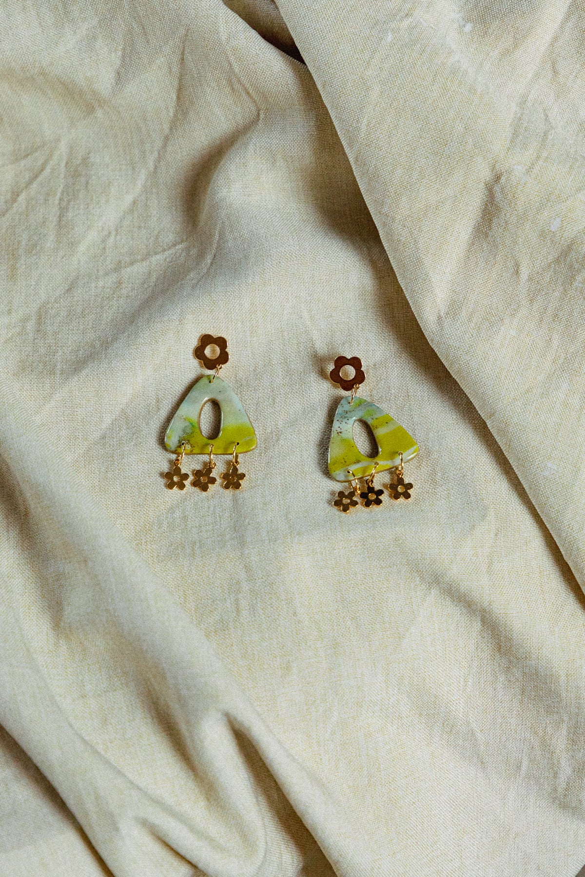 groene oorbellen, zomer oorbellen, zomer collectie sieraden, hangemaakte sieraden, unieke sieraden, cadeau voor haar, dames oorbellen, bloem oorbellen, bloemen sieraden, lente oorbellen