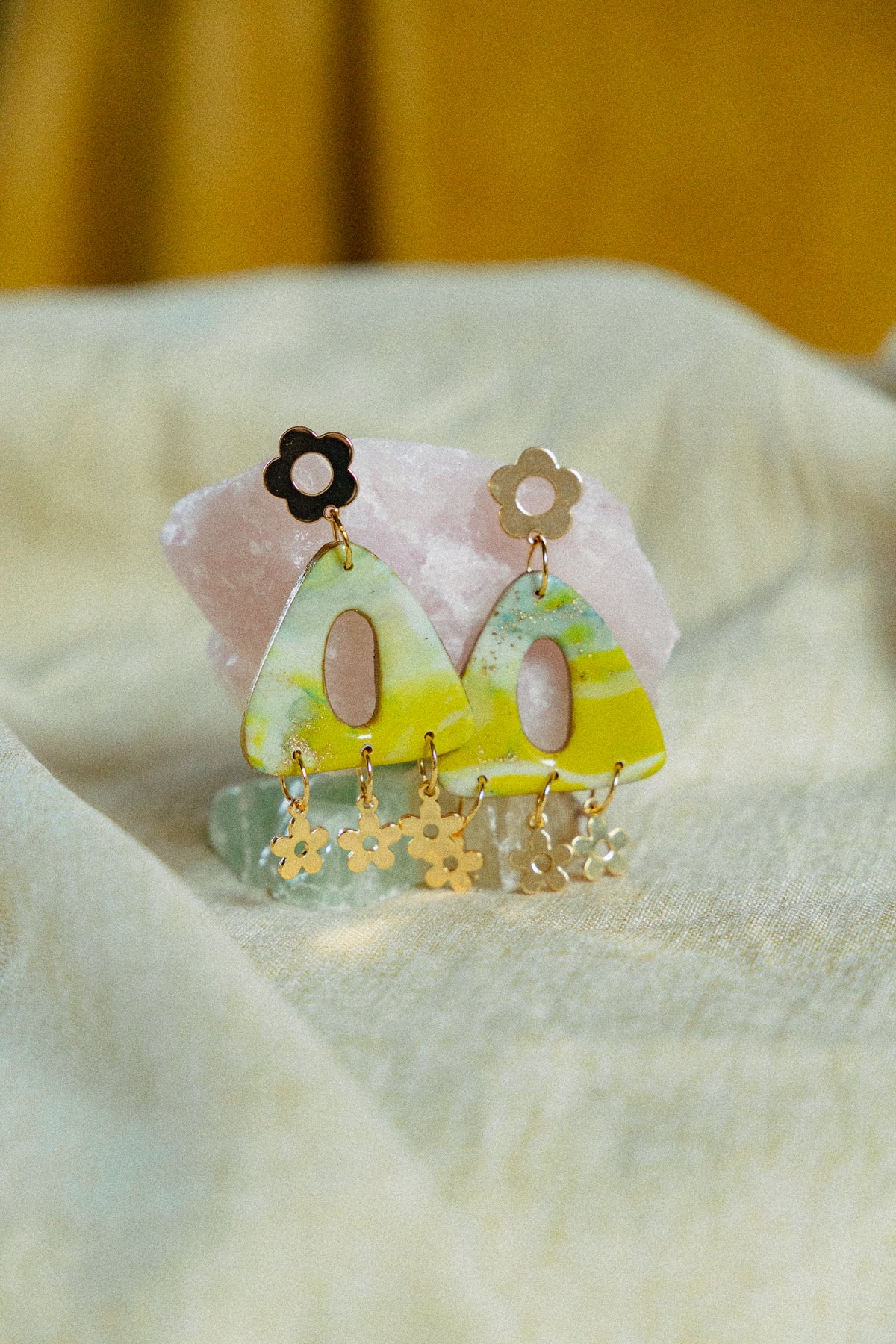 groene oorbellen, zomer oorbellen, zomer collectie sieraden, hangemaakte sieraden, unieke sieraden, cadeau voor haar, dames oorbellen, bloem oorbellen, bloemen sieraden