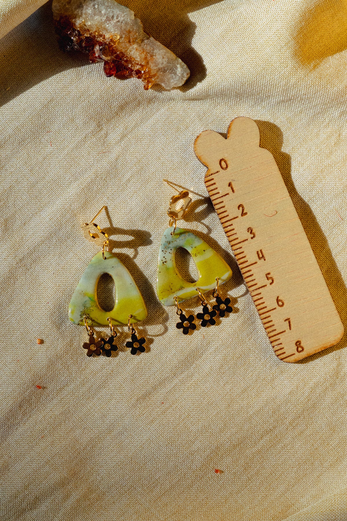 groene oorbellen, zomer oorbellen, zomer collectie sieraden, hangemaakte sieraden, unieke sieraden, cadeau voor haar, dames oorbellen, bloem oorbellen, bloemen sieraden, lente oorbellen