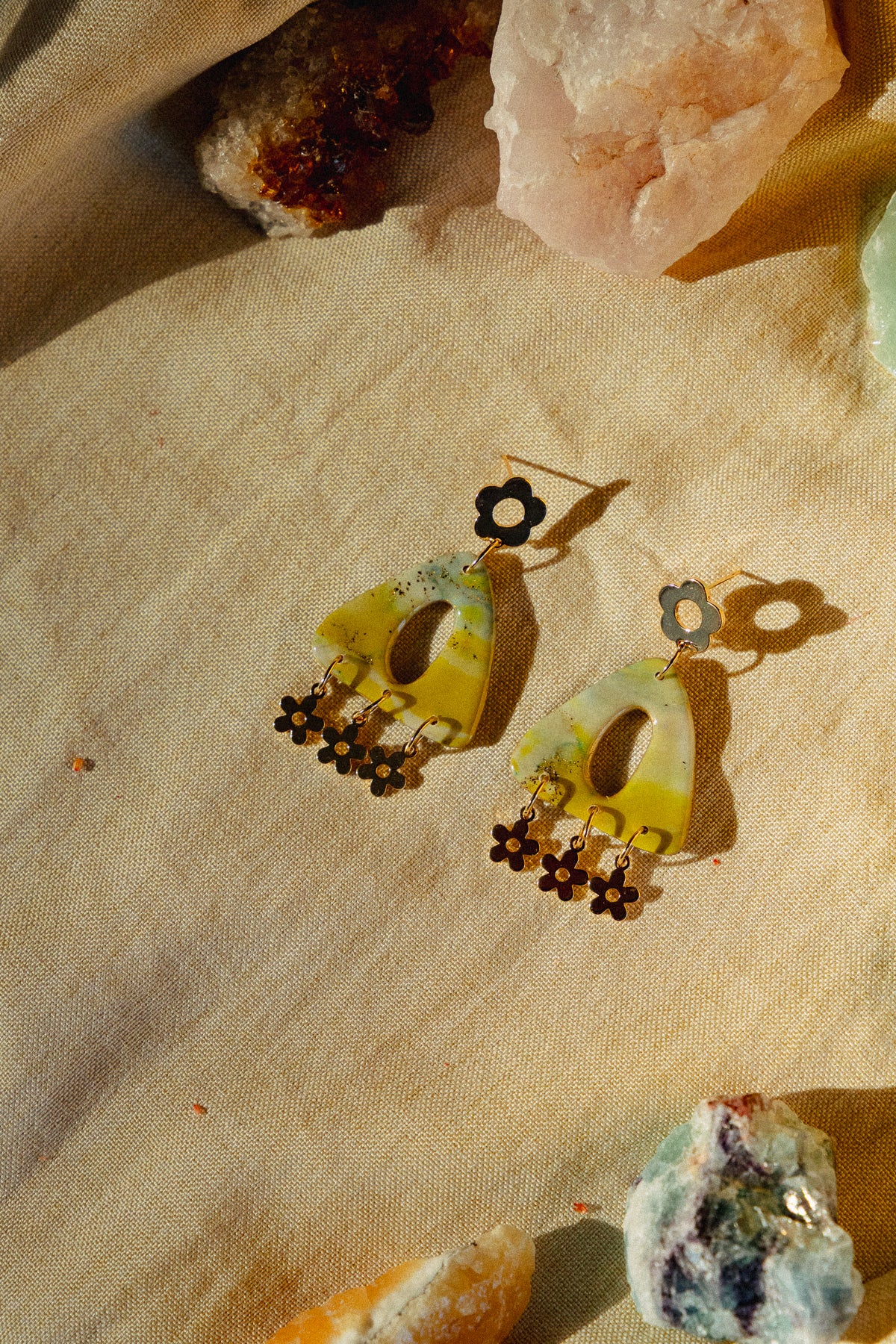 groene oorbellen, zomer oorbellen, zomer collectie sieraden, hangemaakte sieraden, unieke sieraden, cadeau voor haar, dames oorbellen, bloem oorbellen, bloemen sieraden, lente oorbellen