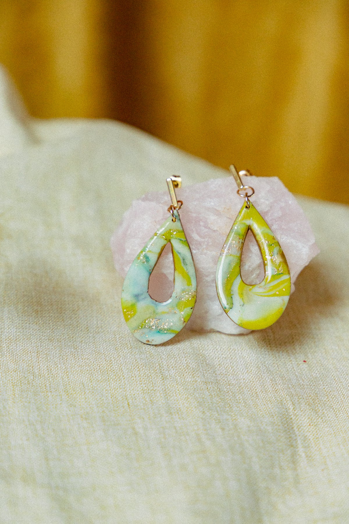 groene oorbellen, zomer oorbellen, zomer collectie sieraden, hangemaakte sieraden, unieke sieraden, cadeau voor haar, dames oorbellen