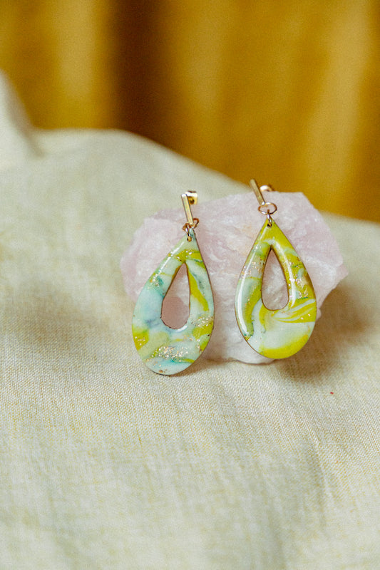groene oorbellen, zomer oorbellen, zomer collectie sieraden, hangemaakte sieraden, unieke sieraden, cadeau voor haar, dames oorbellen