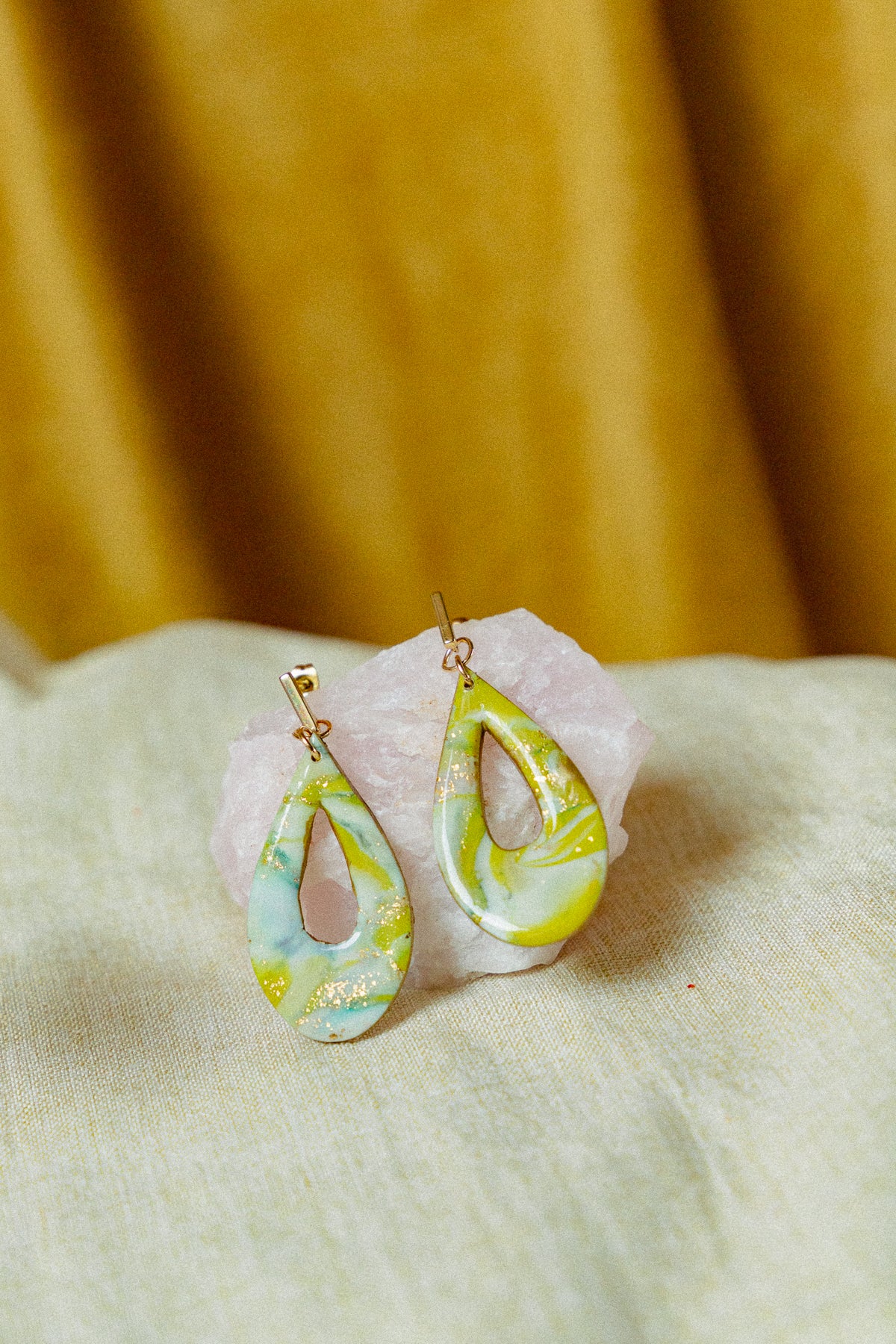 groene oorbellen, zomer oorbellen, zomer collectie sieraden, hangemaakte sieraden, unieke sieraden, cadeau voor haar, dames oorbellen