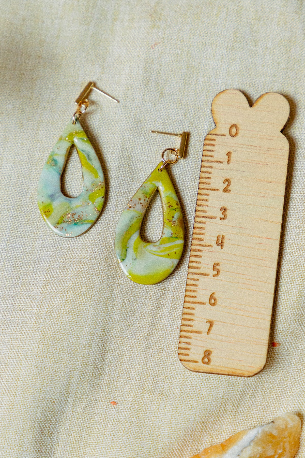 groene oorbellen, zomer oorbellen, zomer collectie sieraden, hangemaakte sieraden, unieke sieraden, cadeau voor haar, dames oorbellen