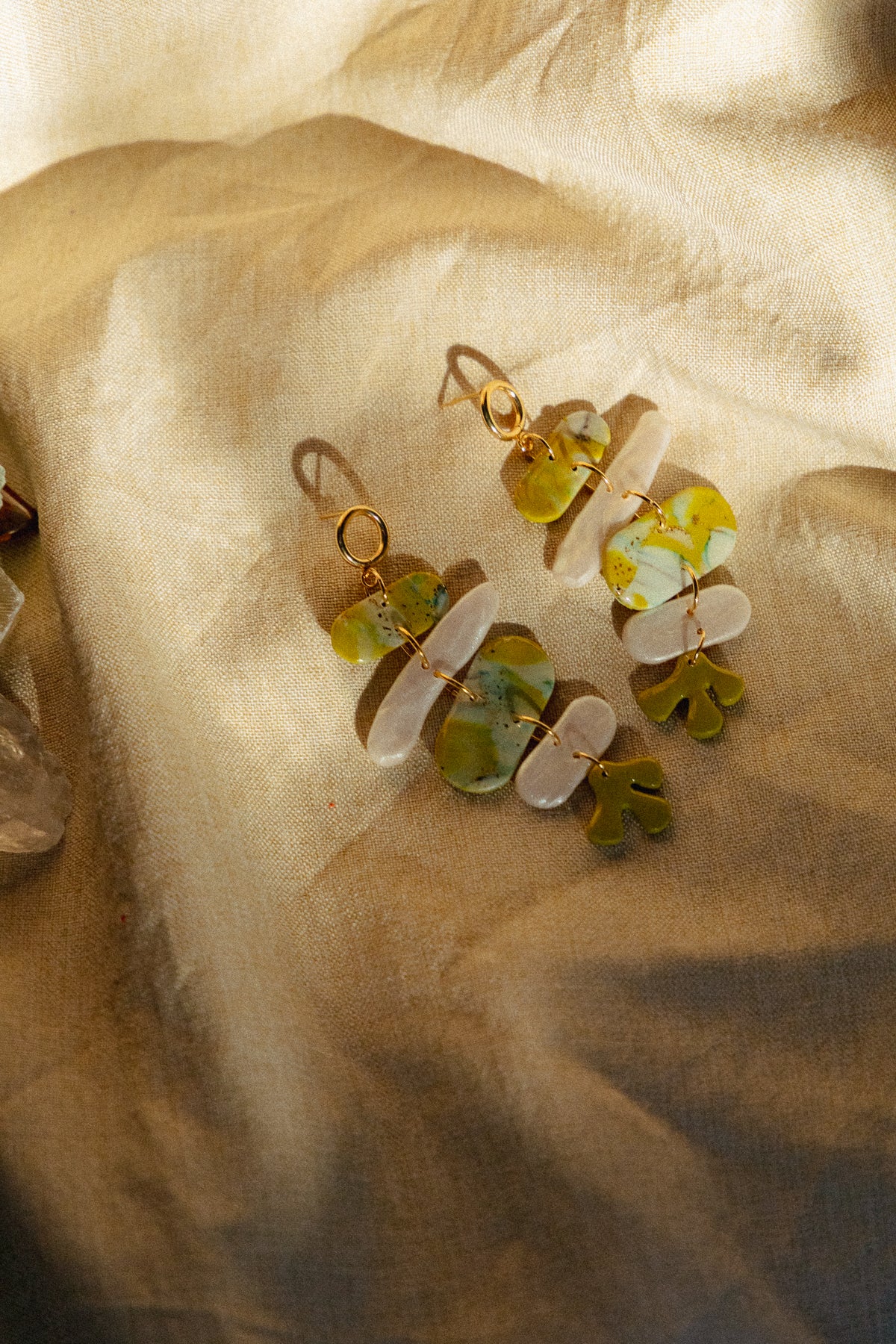 statement oorbellen, oorbellen van klei, dames oorbellen, handgemaakte sieraden, cadeau voor haar, groene oorbellen, garden party jewellery