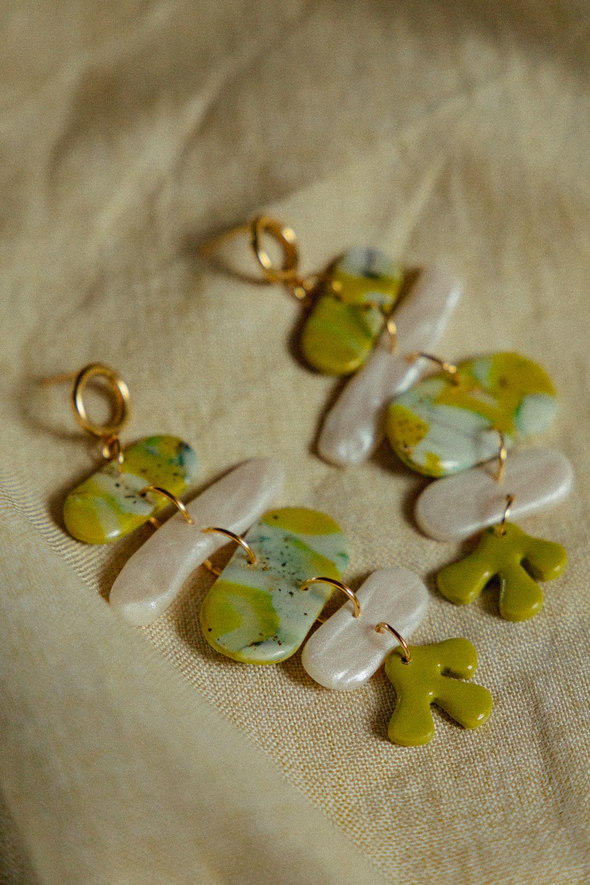 statement oorbellen, oorbellen van klei, dames oorbellen, handgemaakte sieraden, cadeau voor haar, groene oorbellen, garden party jewellery