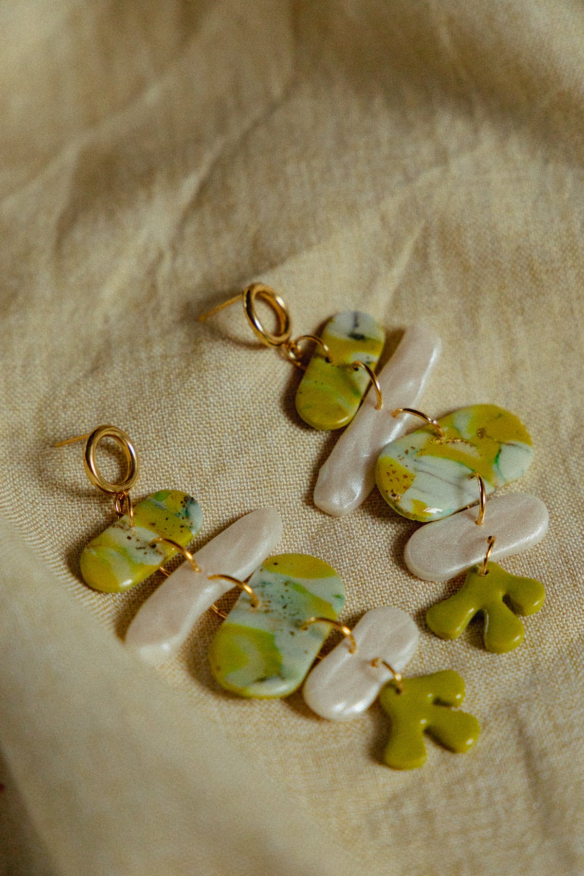 statement oorbellen, oorbellen van klei, dames oorbellen, handgemaakte sieraden, cadeau voor haar, groene oorbellen, garden party jewellery, nep parel