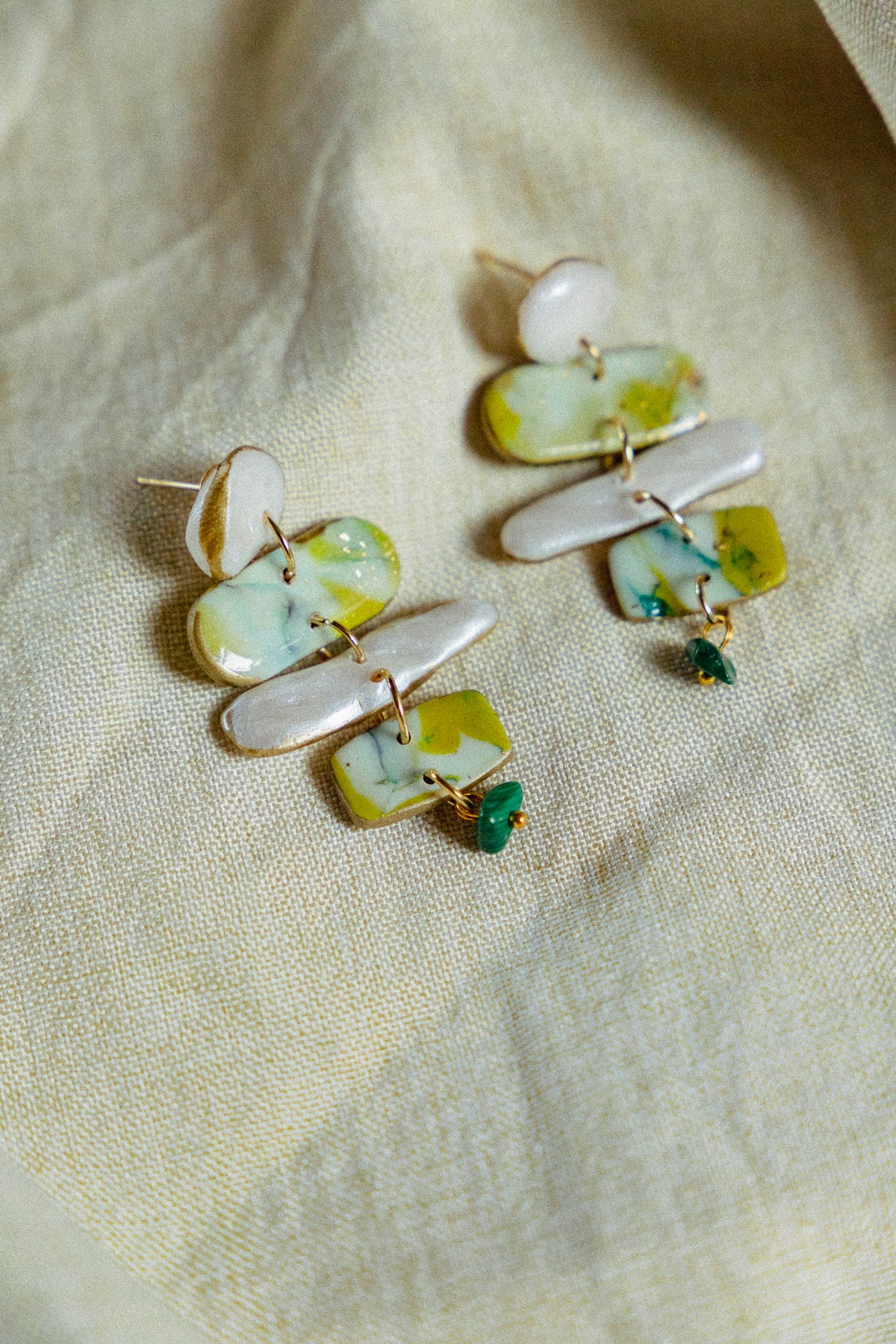 statement sieraden, garden party, oorbellen van klei, dames oorbellen, nep parel oorbellen, faux stone sieraden, handgemaakte sieraden, unieke oorbellen, cadeau voor haar