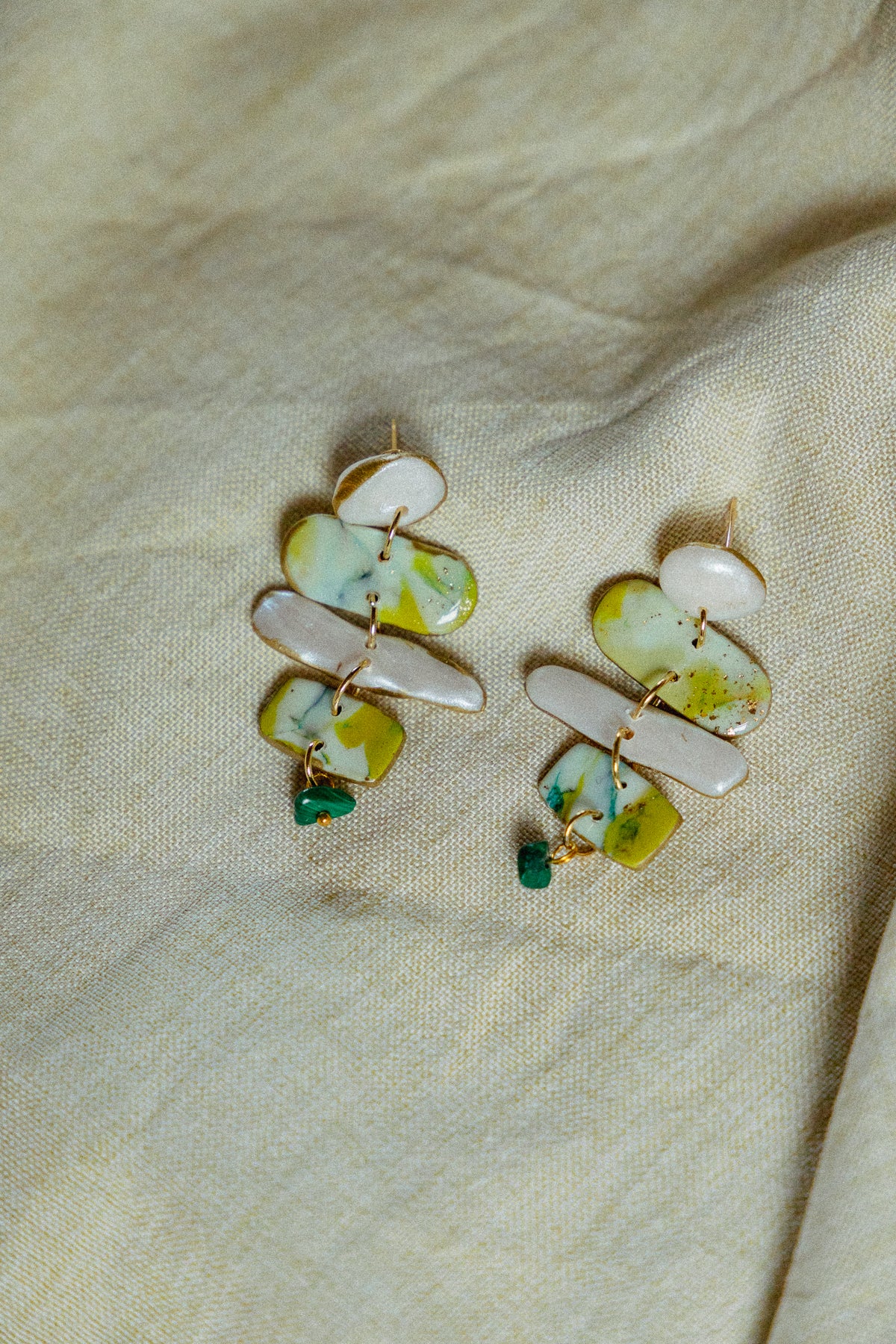 statement sieraden, garden party, oorbellen van klei, dames oorbellen, nep parel oorbellen, faux stone sieraden, handgemaakte sieraden, unieke oorbellen, cadeau voor haar
