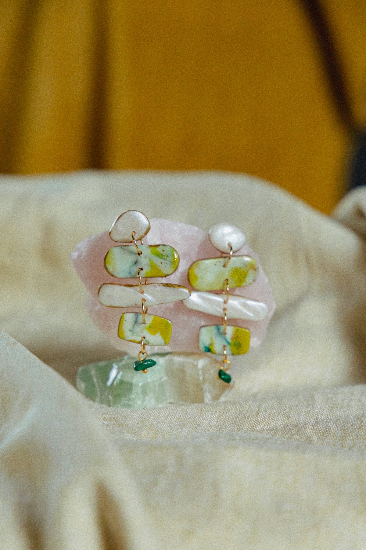 statement sieraden, garden party, oorbellen van klei, dames oorbellen, nep parel oorbellen, faux stone sieraden, handgemaakte sieraden, unieke oorbellen, cadeau voor haar